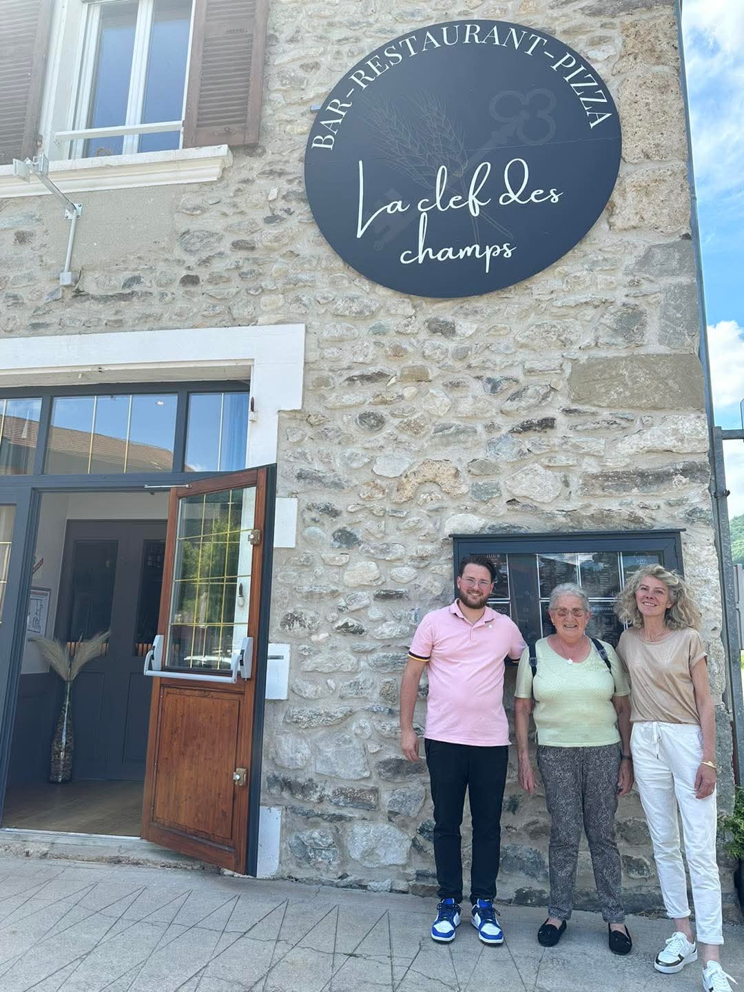 Nathalie, Charles, Danielle, la clef des ch&mps saint nicolas de marcherin.jpg (192 KB)