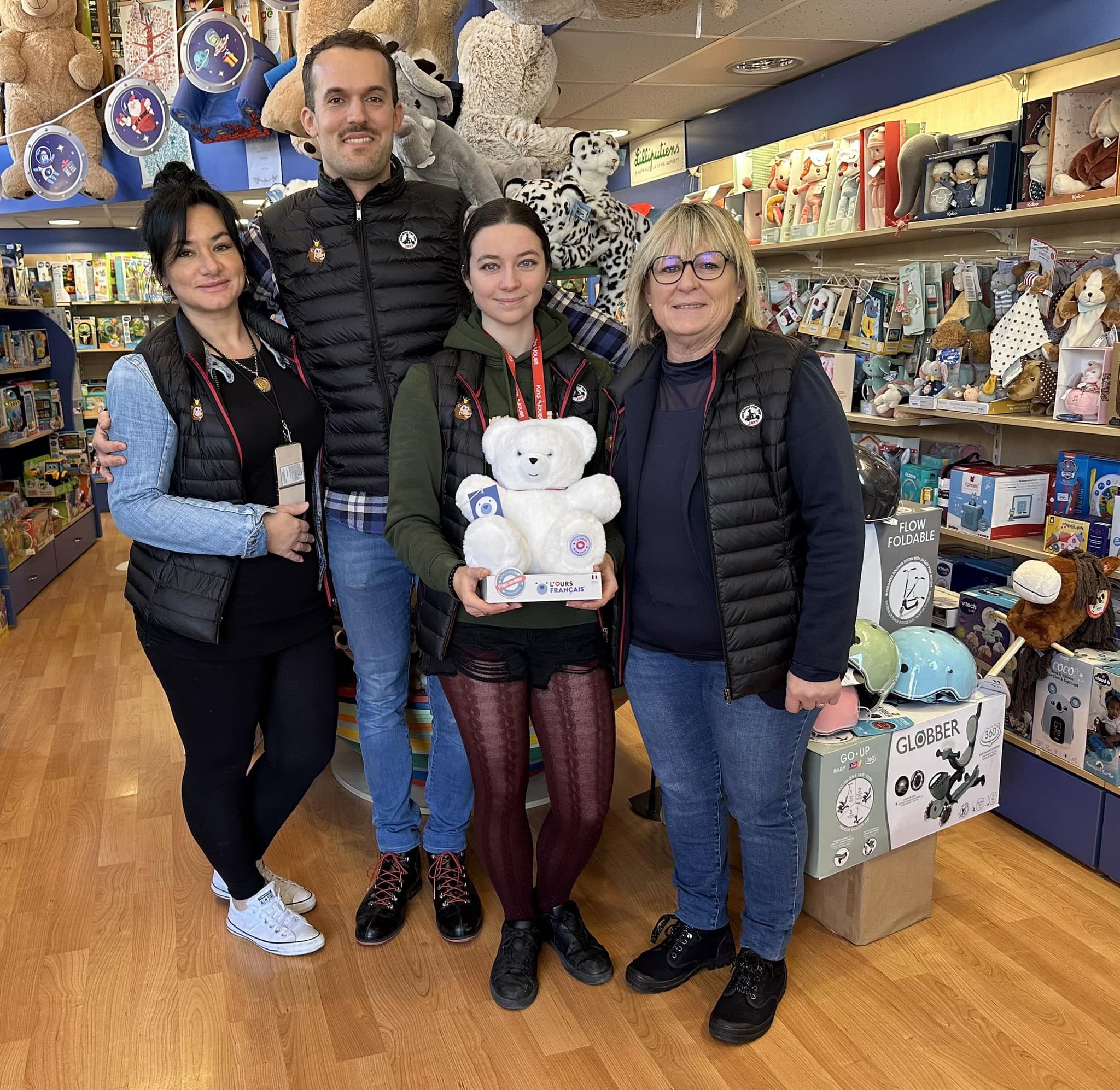 Toute l&rsquo;&eacute;quipe de la mythique boutique de jouets de Voiron.jpg (529 KB)